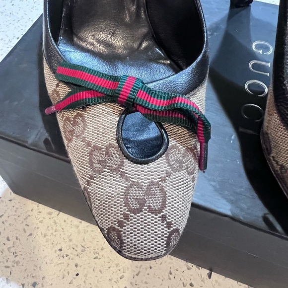 Gucci Vintage Beige & Black Heels with Signature Pattern Red Green Bows Size 8 - Picture 9 of 12